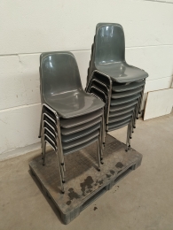 15 chaises en plastique grises